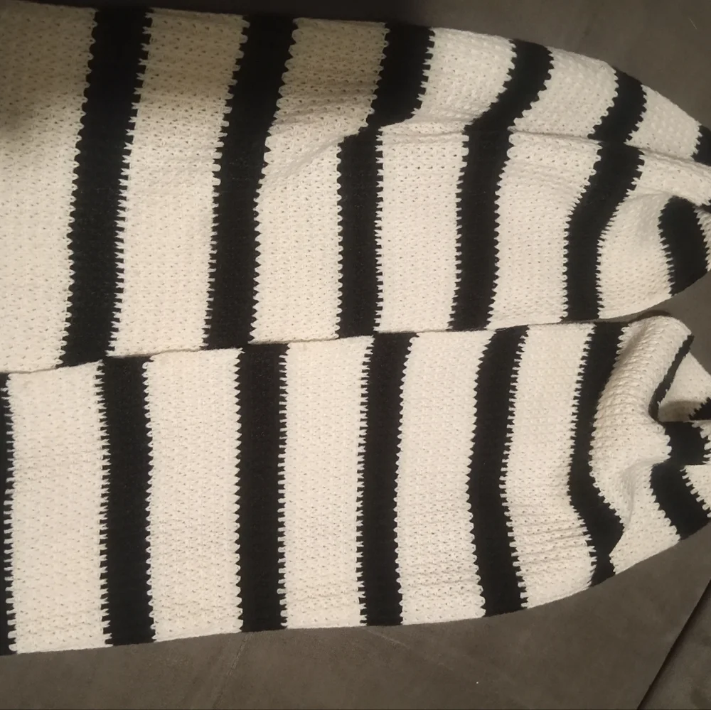 Classic GAP Black and Cream Striped Knit Scarfx